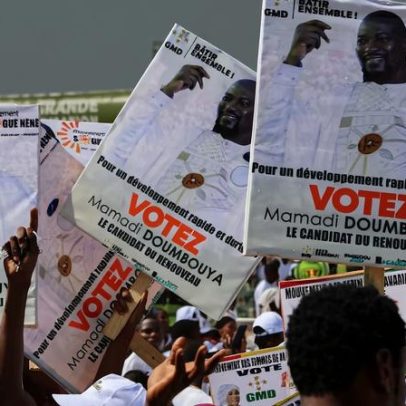 Guiné vota em eleição presidencial que pode consolidar governo de Doumbouya