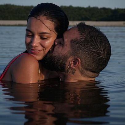 Alane Dias e Fran Gil confirmam namoro em banho de rio no Pará