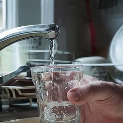 Água contaminada por PFAS pode aumentar risco de mortalidade infantil, aponta estudo