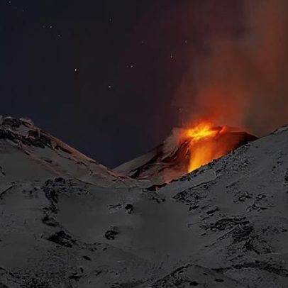 Etna, coberto de neve, entra em erupção liberando lava e cinzas