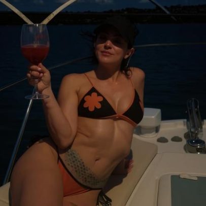 Carol Castro exibe tatuagem no baixo ventre em passeio de barco