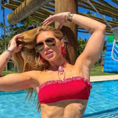 Virginia Fonseca usa biquíni vermelho e exibe tanquinho na Bahia