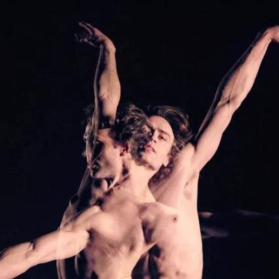 Bailarino Matthew Ball fala de papéis extenuantes e olhares no Instagram