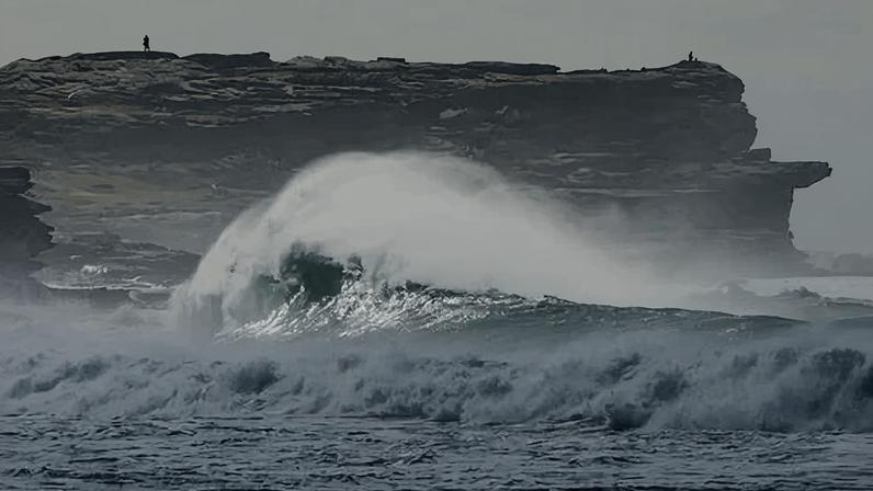 Mulher morre após ser arrastada para o oceano em praia de Sydney no Ano Novo
