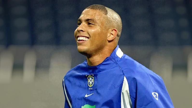 Ronaldo Fenômeno com o corte Cascão (Foto: Antonio Scorza / AFP)