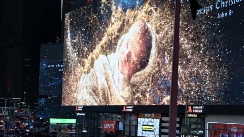 Nascimento de Jesus é exibido em outdoors na Times Square