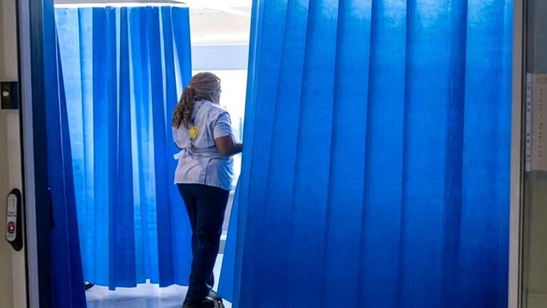 Mulheres asiáticas na Inglaterra têm quase o dobro de lesões graves no parto