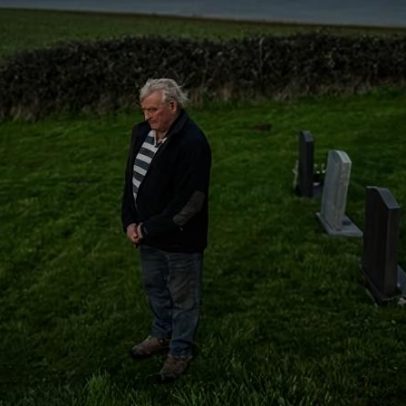 Erosão costeira ameaça túmulas em Norfolk, deixando famílias angustiadas