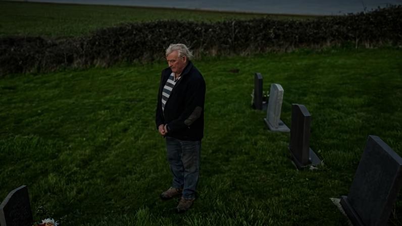 Erosão costeira ameaça túmulas em Norfolk, deixando famílias angustiadas