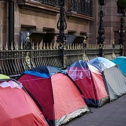 Milhares passam o Natal nas ruas enquanto governo adia despejos de refugiados