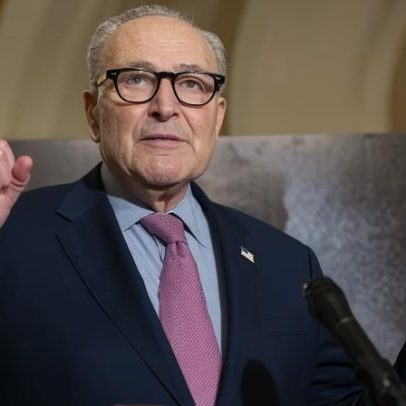 Schumer pede apoio do Senado para ação legal sobre arquivos Epstein parciais