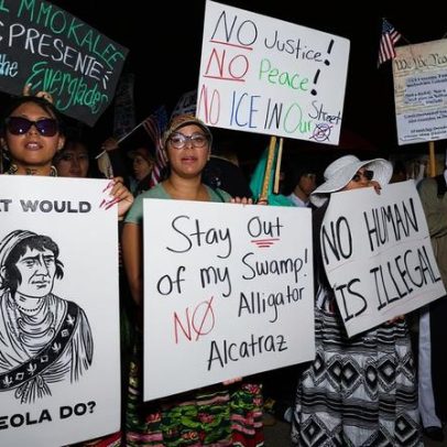 Artistas indígenas pressionam fechamento detenção migrantes Alligator Alcatraz