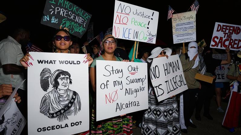 Artistas indígenas pressionam fechamento detenção migrantes Alligator Alcatraz