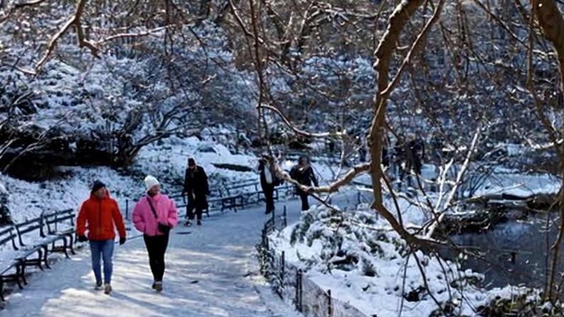 Nevadas precoces em Nova York e tempestade derruba iluminação na Espanha