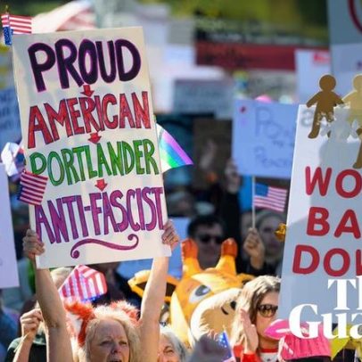 Avaliação da saúde cívica dos EUA é rebaixada após um ano de restrições de Trump
