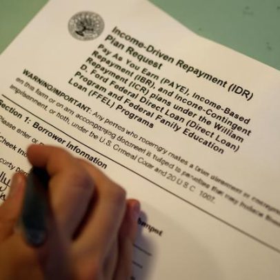 Ano sem presentes: dívidas estudantis afetam gastos de férias nos EUA