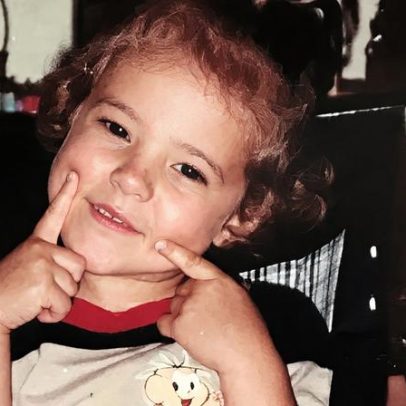 Menina sorridente dos anos 1980 hoje interpreta personagem icônica de novela