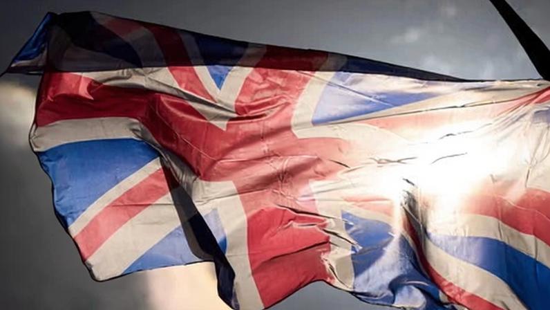 Plano do British Museum para baile vermelho, branco e azul divide opiniões