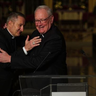 Papa aposenta arcebispo influente de Nova York, alinhado a Trump