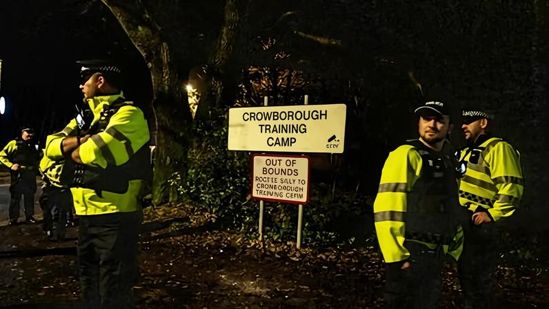 Grupo de Sussex inicia ação contra plano de abrigar refugiados em base militar