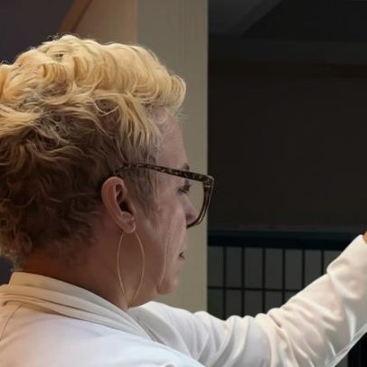 Médica faz oração no consultório antes da chegada dos pacientes