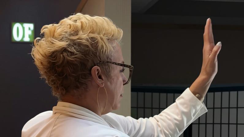Dr. Karen Russell orando no consultório. (Foto: Reprodução/Instagram/Karen Russell)