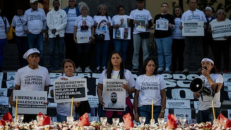 Familiares de presos políticos en Venezuela durante una manifestación, en Caracas, el 14 de diciembre.