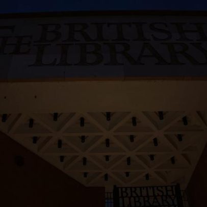Greve de centenas na British Library por salários causa interrupções