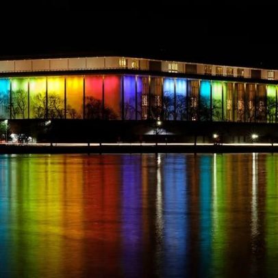 Centro Kennedy de Artes Performativas passa a se chamar Trump, com dúvidas legais