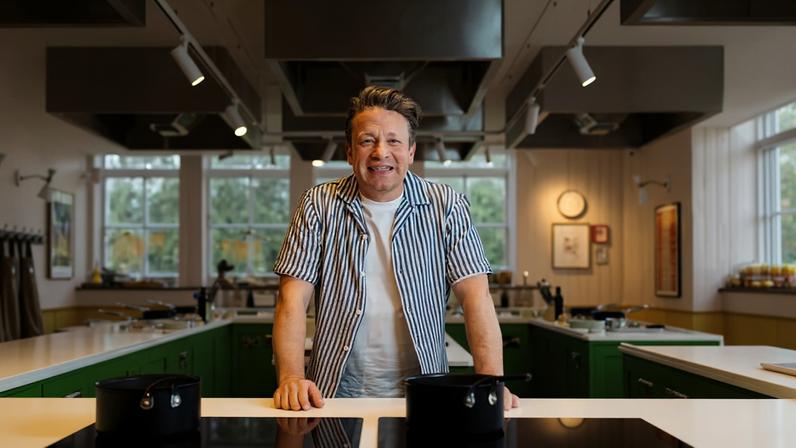 Jamie Oliver encara ‘show de horror’ para relançar restaurantes italianos em Londres |Oliver ganhou destaque no final da década de 1990 como chef que se concentrava em receitas simples, mas seus empreendimentos tiveram um final crítico