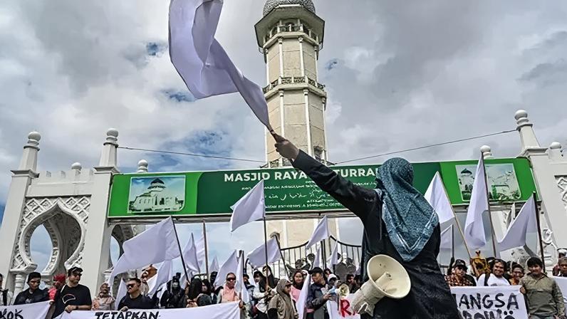 Indonésios levantam bandeiras brancas diante da lentidão da ajuda para enchentes