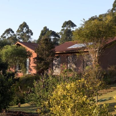 Casal transforma campo de milho antigo em lar integrado à paisagem do interior