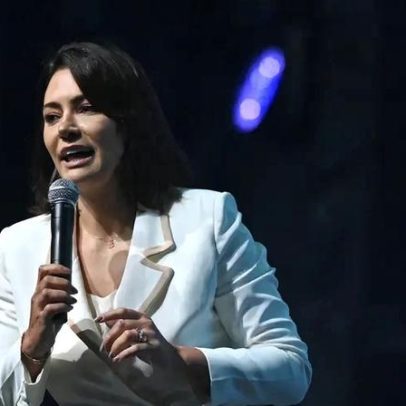 Michelle Bolsonaro faz pronunciamento no mesmo horário de Lula