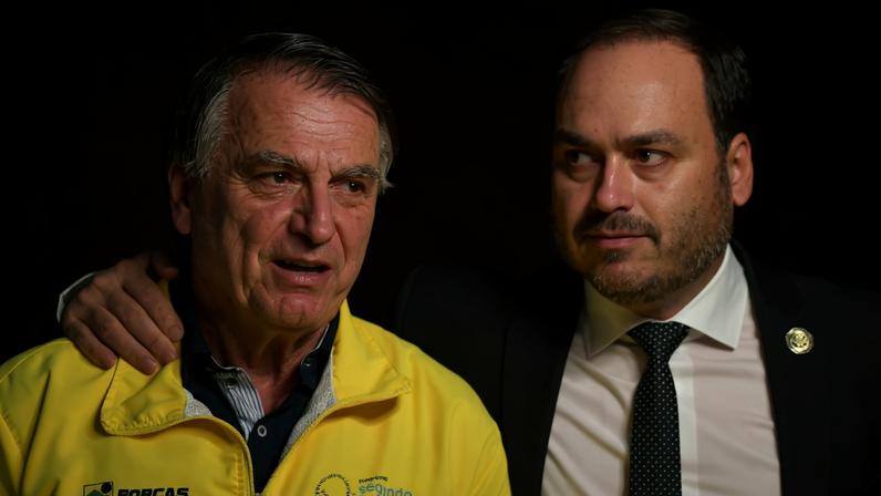 Carlos Bolsonaro: “já tentaram matar o Presidente Jair Bolsonaro e continuam tentando concluir a missão… tudo sem o menor pudor!” (Foto: André Borges/EFE)