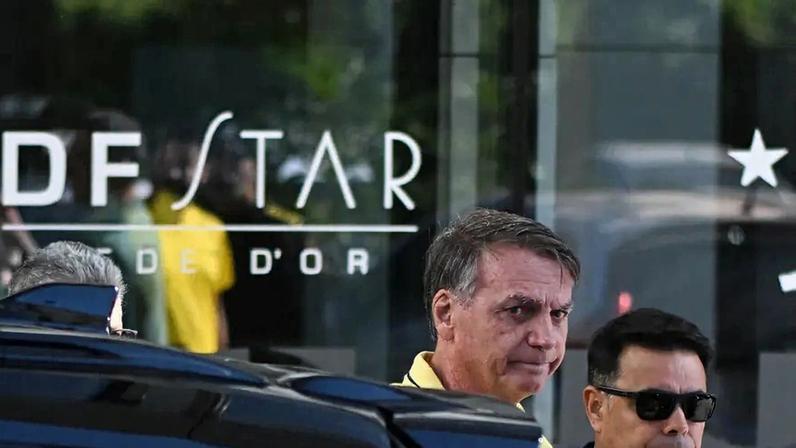 Rumo à autorização: Bolsonaro, na portaria do hospital DF Star. Moraes mandou a defesa do ex-presidente informar nome e cargo do responsável pelo hospital. (Foto: Andre Borges/EFE)