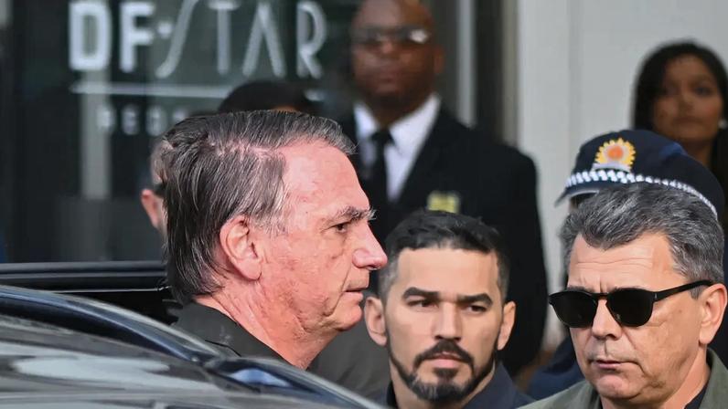 Bolsonaro deu entrada no DF Star nesta quarta-feira (24) (Foto: Andre Borges/EFE)