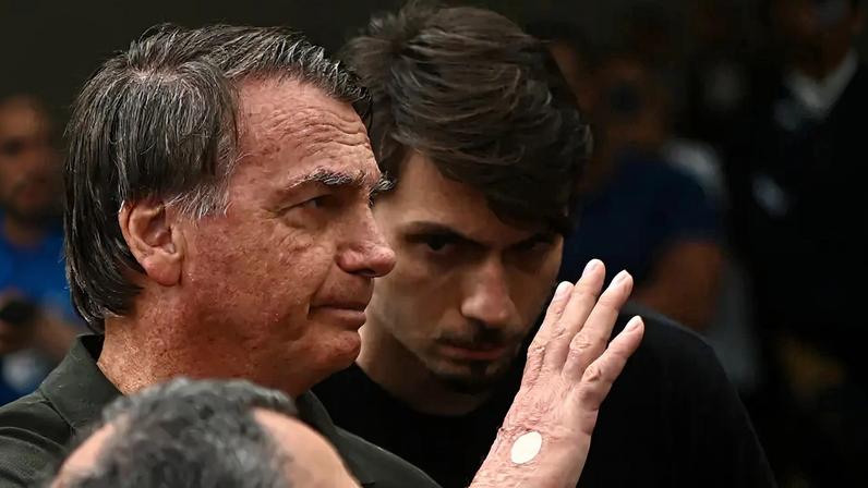 Ex-presidente Jair Bolsonaro (PL), após internação hospitalar de emergência. (Foto: Andre Borges/EFE)