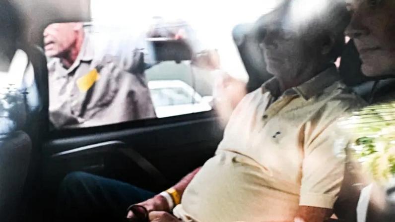 Jair Bolsonaro, a caminho do hospital DF Star. Em meio ao agravamento do estado de saúde, o ex-presidente se nega a dar entrevistas na prisão e Moraes altera regras. (Foto: Andre Borges/EFE)