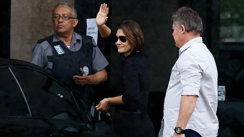 Preferência: Michelle Bolsonaro, em visita a Jair Bolsonaro na Superintendência da Polícia Federal em Brasília. A ex-primeira-dama aparece na pesquisa Ipsos-Ipec como o nome mais competitivo contra Lula. (Foto: Isaac Fontana/EFE)