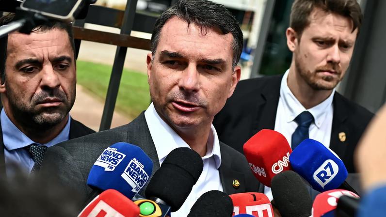 Flávio Bolsonaro após visita ao pai na carceragem da PF em dezembro. (Foto: Andre Borges/EFE)