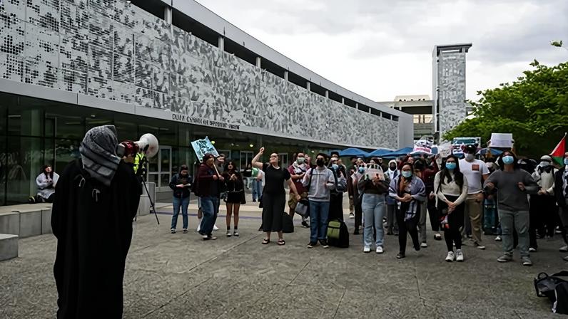 Students at San José State University protest Israeli attacks on Gaza, on 24 April 2024. Photograph: Anadolu/Getty Images