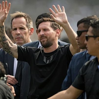 Visita de Messi à Índia começa em caos com fãs atirando cadeiras