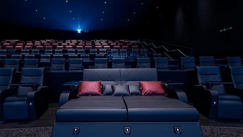 Cinemas apostam em bares de luxo e camas para nova era do cinema