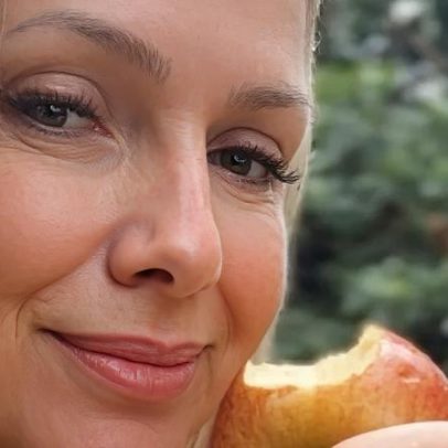 Eliana, 53, aparece de biquíni verde; barriga trincada chama atenção