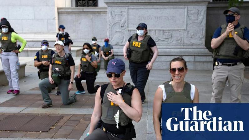 Agentes do FBI demitidos por ajoelhar em protesto buscam reintegração