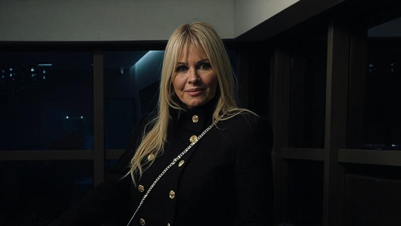 A mansão à venda de Monique Evans em Alphaville: 'sala íntima', suíte master com hidromassagem, área gourmet e mais por R$ 2,9 mi