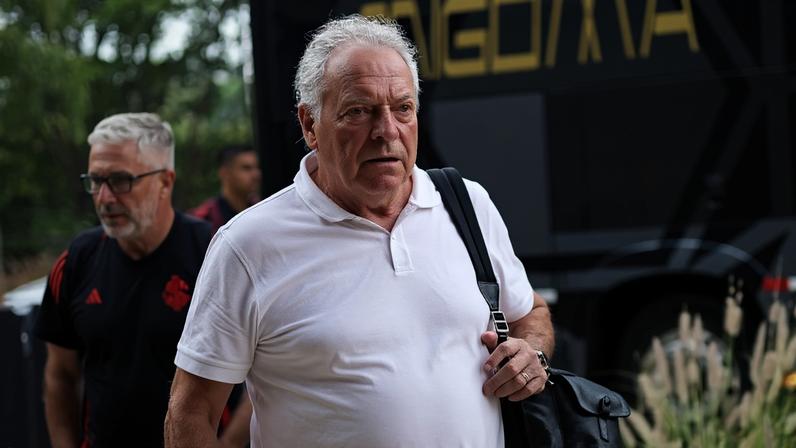 Abel Braga, técnico do Internacional, na chegada a Guarulhos (Foto: Ricardo Duarte/SC Internacional)