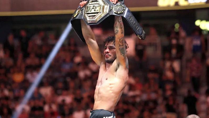Alexandre Pantoja com cinturão dos moscas no UFC (Foto: Steve Marcus/Getty Images/AFP)