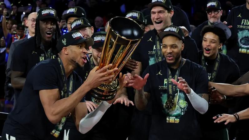Damian Lillard e Giannis Antetokounmpo comemoram título da NBA Cup com o Milwaukee Bucks (Foto: Stephen Gosling / NBAE / Getty Images / Getty Images via AFP)
