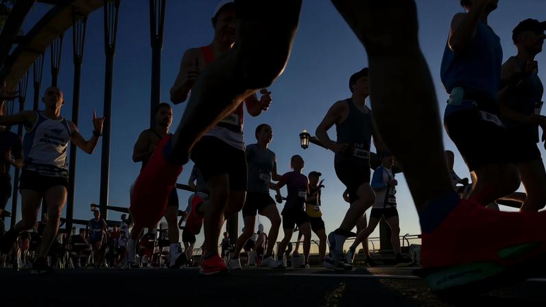 Competidores da Maratona de Sydney passam pela Harbour Bridge (Foto: Saeed Khan / AFP)